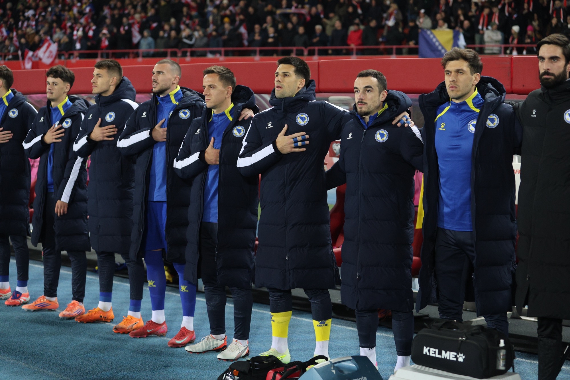 Šok na poluvremenu: Reprezentativac BiH na nosilima iznesen s terena!